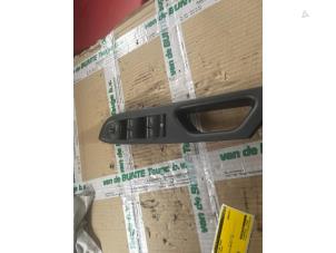 Gebruikte Schakelblok ruiten Ford B-Max (JK8) 1.0 EcoBoost 12V 100 Prijs € 42,00 Margeregeling aangeboden door van de Bunte Teuge B.V.