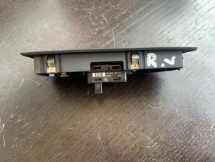 Gebruikte Ruit schakelaar elektrisch BMW 1 serie (E87/87N) 116d 16V Prijs € 15,75 Margeregeling aangeboden door van de Bunte Teuge B.V.