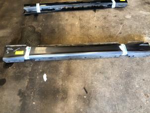 Gebruikte Sideskirt rechts BMW 1 serie (E87/87N) 118i 16V Prijs € 52,50 Margeregeling aangeboden door van de Bunte Teuge B.V.