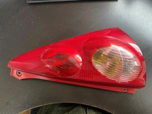 Gebruikte Achterlicht rechts Peugeot 107 1.0 12V Prijs € 42,00 Margeregeling aangeboden door van de Bunte Teuge B.V.