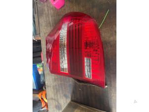 Gebruikte Achterlicht rechts BMW 1 serie (E87/87N) 116i 2.0 16V Prijs € 78,75 Margeregeling aangeboden door van de Bunte Teuge B.V.
