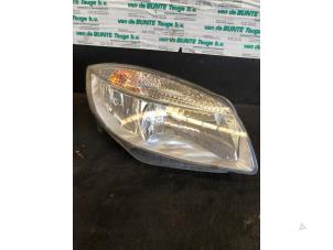 Gebruikte Rechter Koplamp Skoda Fabia II (5J) 1.2i Prijs € 105,00 Margeregeling aangeboden door van de Bunte Teuge B.V.