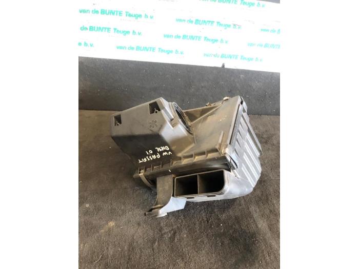 Gebruikte Luchtfilterhuis Volkswagen Passat Variant (3B5) 1.9 TDI 90 Prijs op aanvraag aangeboden door van de Bunte Teuge B.V.