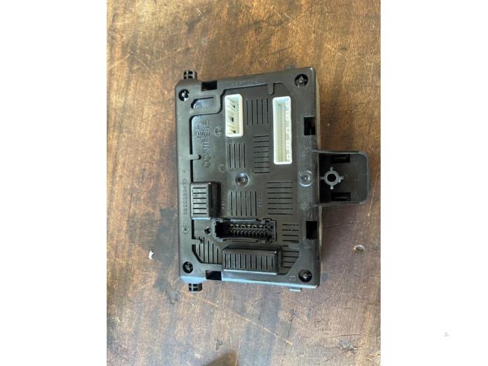 Computer Body Control van een Renault Clio III (BR/CR) 1.6 16V 2007