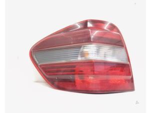 Gebruikte Achterlicht links Mercedes ML II (164/4JG) 3.0 ML-280 CDI 4-Matic V6 24V Prijs € 78,75 Margeregeling aangeboden door van de Bunte Teuge B.V.