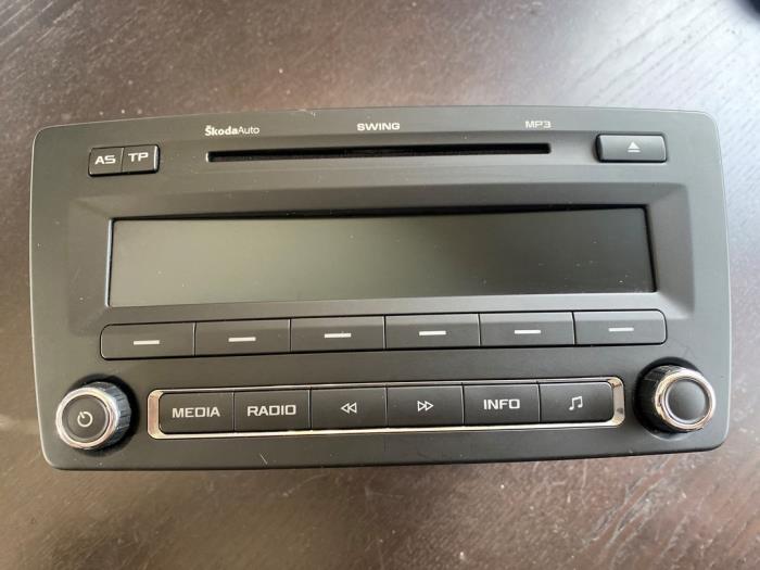 Gebruikte Radio CD Speler Skoda Octavia Combi (1Z5) 2.0 TDI 16V Prijs € 183,75 Margeregeling aangeboden door van de Bunte Teuge B.V.