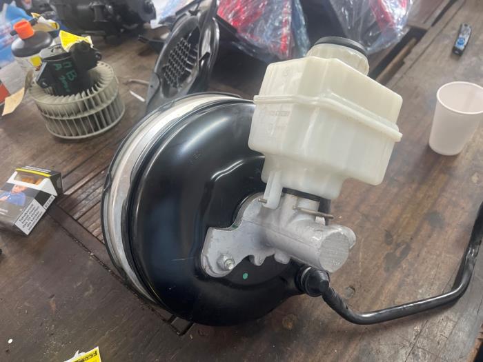Gebruikte Rembekrachtiger BMW 5 serie Touring (F11) 520d 16V Prijs € 131,25 Margeregeling aangeboden door van de Bunte Teuge B.V.