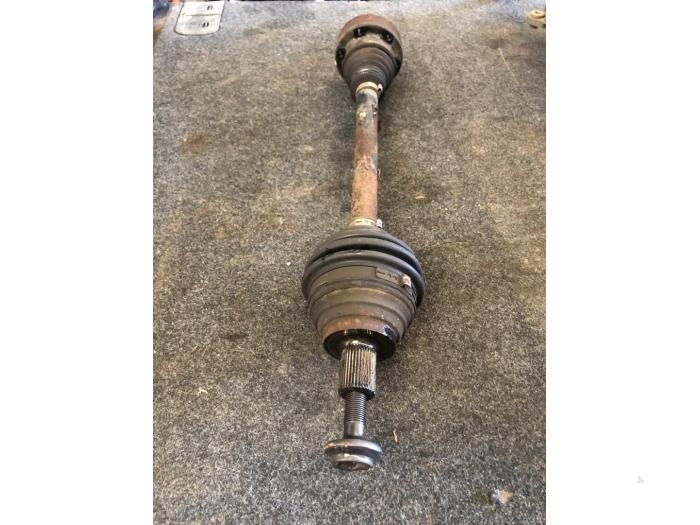 Gebruikte Aandrijfas links-voor Volkswagen Golf V (1K1) 1.6 Prijs € 78,75 Margeregeling aangeboden door van de Bunte Teuge B.V.