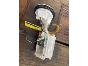 Gebruikte Benzinepomp BMW Mini One/Cooper (R50) 1.6 16V Cooper Prijs € 131,25 Margeregeling aangeboden door van de Bunte Teuge B.V.