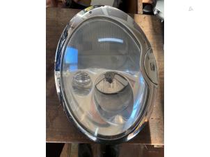 Gebruikte Koplamp rechts Mini Mini Cooper S (R53) 1.6 16V Prijs € 236,25 Margeregeling aangeboden door van de Bunte Teuge B.V.