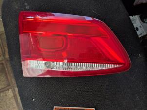 Gebruikte Achterlicht links Volkswagen Passat Variant (365) 2.0 TDI 16V 135 Prijs € 42,00 Margeregeling aangeboden door van de Bunte Teuge B.V.