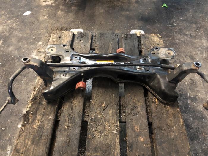 Subframe van een Skoda Fabia II (5J) 1.2i 2009