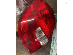 Gebruikte Achterlicht links Skoda Fabia II (5J) 1.4i 16V Prijs € 42,00 Margeregeling aangeboden door van de Bunte Teuge B.V.