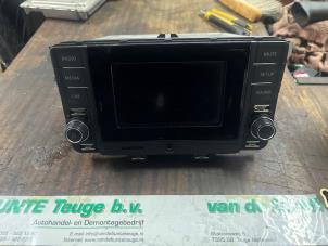 Gebruikte Radio CD Speler Volkswagen Polo V (6R) 1.0 12V BlueMotion Technology Prijs € 183,75 Margeregeling aangeboden door van de Bunte Teuge B.V.