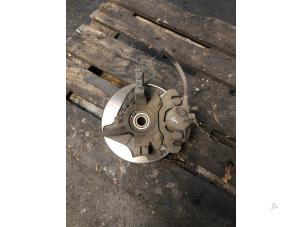 Gebruikte Fusee houder links-voor Fiat 500C (312) 0.9 TwinAir 60 Prijs € 105,00 Margeregeling aangeboden door van de Bunte Teuge B.V.