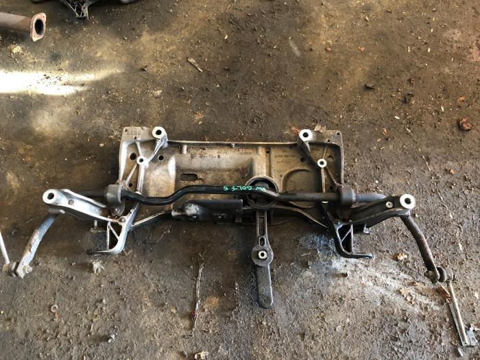 Gebruikte Subframe Volkswagen Golf V (1K1) 1.4 TSI 122 16V Prijs € 131,25 Margeregeling aangeboden door van de Bunte Teuge B.V.
