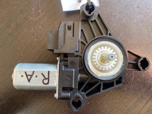 Gebruikte Portierruitmotor Mercedes A (W176) 1.6 A-180 16V Prijs € 52,50 Margeregeling aangeboden door van de Bunte Teuge B.V.