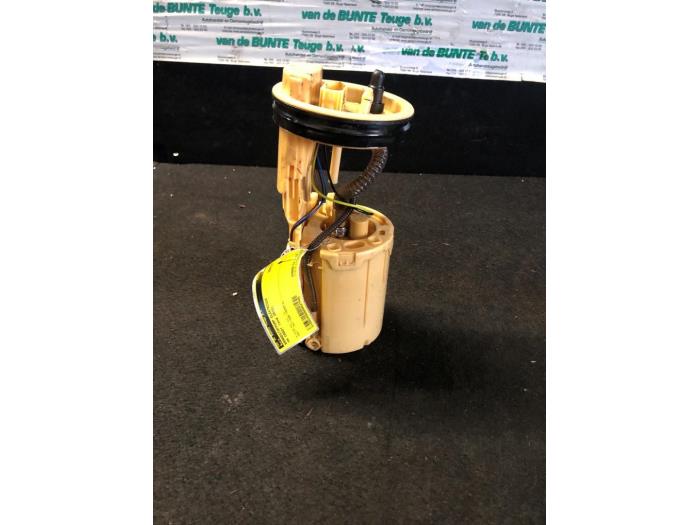 Gebruikte Tank element Pomp Volkswagen Caddy III (2KA,2KH,2CA,2CH) 1.6 TDI 16V Prijs € 52,50 Margeregeling aangeboden door van de Bunte Teuge B.V.