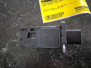 Gebruikte Luchthoeveelheidsmeter Ford Fiesta 6 (JA8) 1.0 EcoBoost 12V 100 Prijs € 26,25 Margeregeling aangeboden door van de Bunte Teuge B.V.