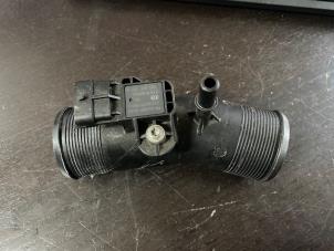 Gebruikte Luchtmassameter Ford Fiesta 6 (JA8) 1.0 EcoBoost 12V 100 Prijs € 26,25 Margeregeling aangeboden door van de Bunte Teuge B.V.