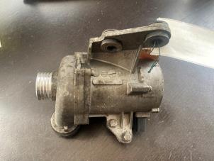 Gebruikte Extra waterpomp BMW 3 serie (E90) 320i 16V Corporate Lease Prijs € 78,75 Margeregeling aangeboden door van de Bunte Teuge B.V.