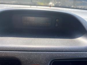 Gebruikte Display Interieur Opel Agila (A) 1.2 16V Prijs € 21,00 Margeregeling aangeboden door van de Bunte Teuge B.V.