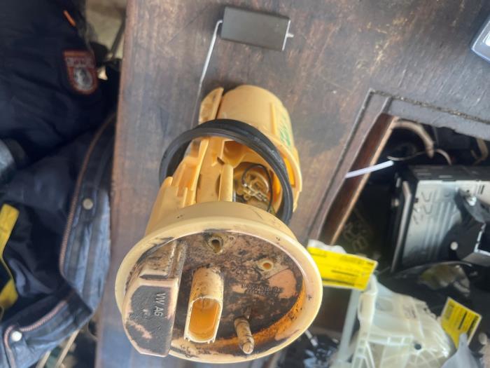 Gebruikte Tank element Pomp Volkswagen Caddy III (2KA,2KH,2CA,2CH) 1.6 TDI 16V Prijs € 52,50 Margeregeling aangeboden door van de Bunte Teuge B.V.