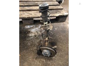 Gebruikte Mac Phersonpoot links-voor Ford EcoSport (JK8) 1.0 EcoBoost 12V 125 Prijs € 157,50 Margeregeling aangeboden door van de Bunte Teuge B.V.