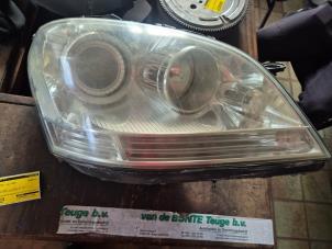 Gebruikte Rechter Koplamp Mercedes ML II (164/4JG) 3.0 ML-320 CDI 4-Matic V6 24V Prijs € 262,50 Margeregeling aangeboden door van de Bunte Teuge B.V.
