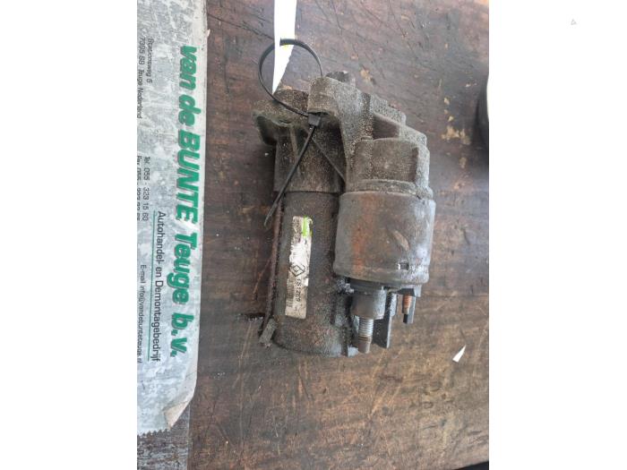 Startmotor van een Renault Twingo II (CN) 1.5 dCi 90 FAP 2011