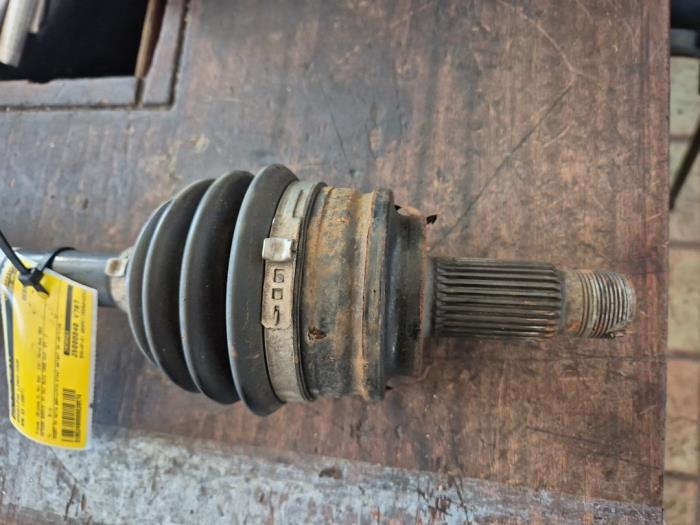 Aandrijfas links-voor van een BMW X3 (E83) 2.0d 16V 2007