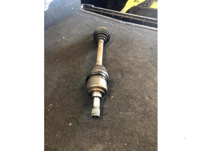 Gebruikte Aandrijfas links-voor Fiat 500 (312) 0.9 TwinAir 85 Prijs € 42,00 Margeregeling aangeboden door van de Bunte Teuge B.V.