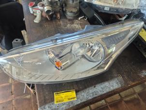 Gebruikte Linker Koplamp Ford B-Max (JK8) 1.0 EcoBoost 12V 100 Prijs € 157,50 Margeregeling aangeboden door van de Bunte Teuge B.V.