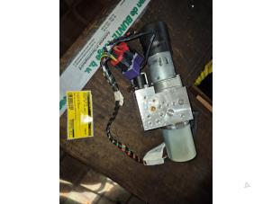 Gebruikte Cabriodak Motor Peugeot 207 CC (WB) 1.6 16V Prijs € 367,50 Margeregeling aangeboden door van de Bunte Teuge B.V.