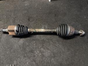 Gebruikte Aandrijfas links-voor Ford Focus 3 Wagon 1.0 Ti-VCT EcoBoost 12V 125 Prijs € 78,75 Margeregeling aangeboden door van de Bunte Teuge B.V.