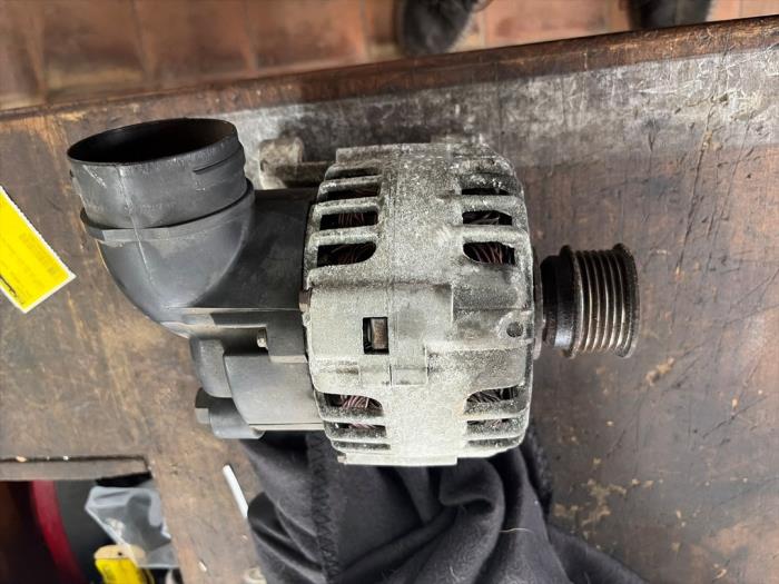 Gebruikte Dynamo BMW 3 serie (E46/4) 320i 24V Prijs € 78,75 Margeregeling aangeboden door van de Bunte Teuge B.V.