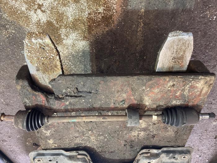 Gebruikte Steekas rechts-voor Fiat Grande Punto (199) 1.4 Prijs € 52,50 Margeregeling aangeboden door van de Bunte Teuge B.V.