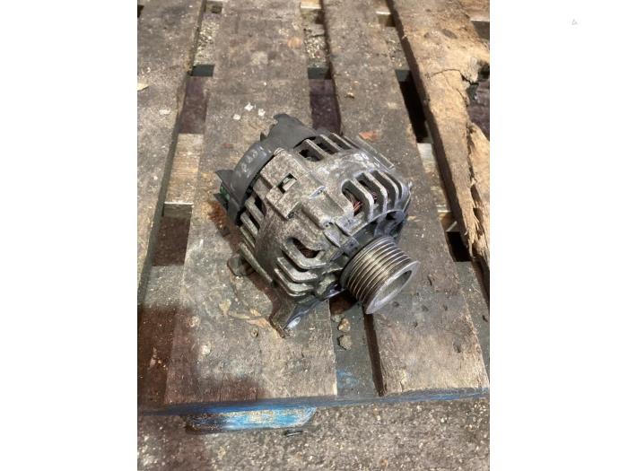 Gebruikte Dynamo Renault Twingo II (CN) 1.2 16V Prijs € 52,50 Margeregeling aangeboden door van de Bunte Teuge B.V.