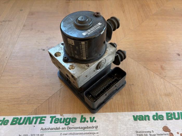 Gebruikte ABS Pomp Volkswagen Touran (1T1/T2) 1.9 TDI 105 Euro 3 Prijs € 99,75 Margeregeling aangeboden door van de Bunte Teuge B.V.