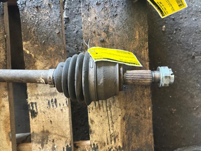 Gebruikte Aandrijfas links-voor Fiat Doblo Cargo (223) 1.9 JTD Prijs € 52,50 Margeregeling aangeboden door van de Bunte Teuge B.V.