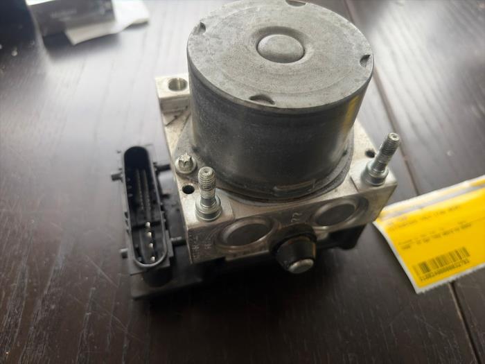 Gebruikte ABS Pomp Mitsubishi Colt (Z2/Z3) 1.3 16V Prijs € 52,50 Margeregeling aangeboden door van de Bunte Teuge B.V.