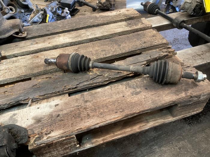 Gebruikte Steekas links-voor Opel Corsa D 1.4 16V Twinport Prijs € 52,50 Margeregeling aangeboden door van de Bunte Teuge B.V.