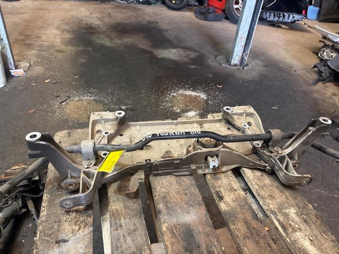 Gebruikte Subframe Volkswagen Touran (1T3) 1.4 16V TSI 140 Prijs op aanvraag aangeboden door van de Bunte Teuge B.V.