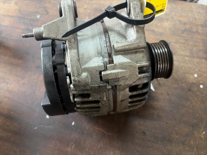 Gebruikte Dynamo Volkswagen Bora (1J2) 1.6 16V Prijs € 47,25 Margeregeling aangeboden door van de Bunte Teuge B.V.