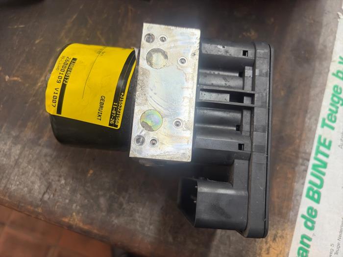 Gebruikte ABS Pomp Volkswagen Bora (1J2) 1.6 16V Prijs € 105,00 Margeregeling aangeboden door van de Bunte Teuge B.V.