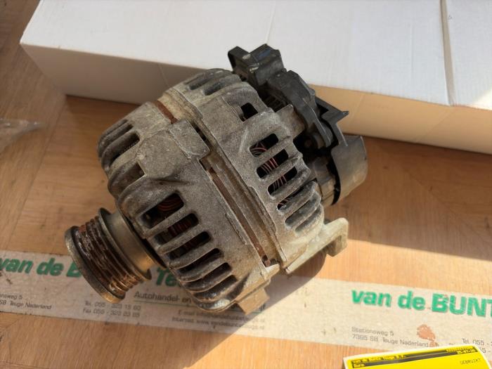 Gebruikte Dynamo Opel Corsa D 1.6i GSI 16V Turbo Prijs € 52,50 Margeregeling aangeboden door van de Bunte Teuge B.V.