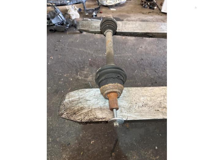 Gebruikte Aandrijfas links-voor Ford Focus 2 1.6 Ti-VCT 16V Prijs € 52,50 Margeregeling aangeboden door van de Bunte Teuge B.V.