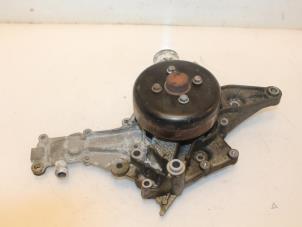 Gebruikte Waterpomp Mercedes CLS (C219) 500 5.0 V8 24V Prijs € 50,00 Margeregeling aangeboden door Van Gils Automotive