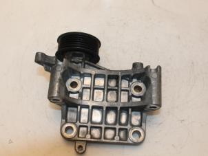 Gebruikte Dynamosteun boven Audi A4 Avant (B8) 2.7 TDI V6 24V Prijs € 38,00 Margeregeling aangeboden door Van Gils Automotive