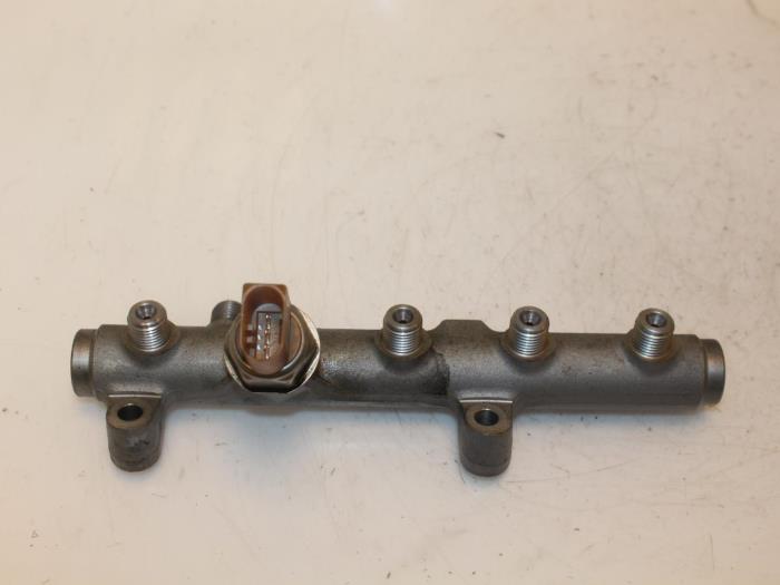 Gebruikte Injector brug Audi A4 Avant (B8) 2.7 TDI V6 24V Prijs € 109,00 Margeregeling aangeboden door Van Gils Automotive